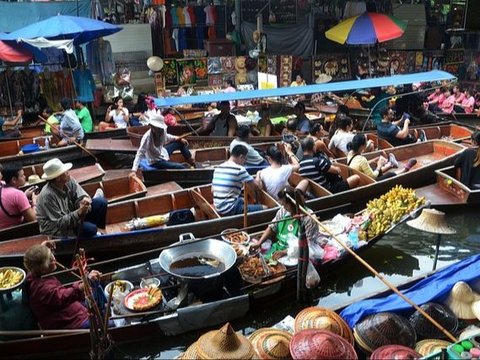 1. Pasar Terapung Muara Kuin, Banjarmasin