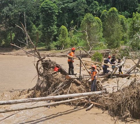 Cerita Korban Banjir Luwu Jalan Kaki 6 Jam ke Pengungsian Setelah Desanya Terisolasi Lima Hari