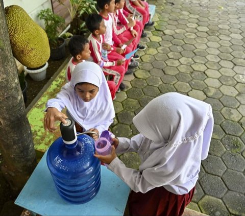 FOTO: Cuaca Panas Ekstrem, Sekolah di Aceh Gelar Pembelajaran di Ruang Terbuka