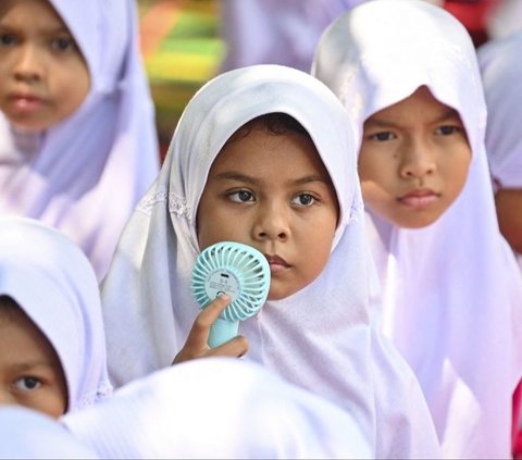 FOTO: Cuaca Panas Ekstrem, Sekolah di Aceh Gelar Pembelajaran di Ruang Terbuka