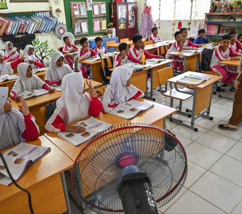 FOTO: Cuaca Panas Ekstrem, Sekolah di Aceh Gelar Pembelajaran di Ruang Terbuka