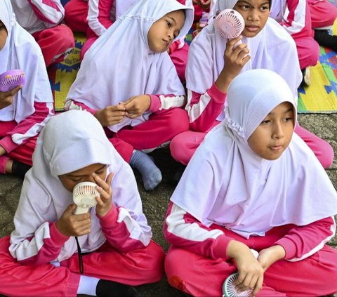 FOTO: Cuaca Panas Ekstrem, Sekolah di Aceh Gelar Pembelajaran di Ruang Terbuka