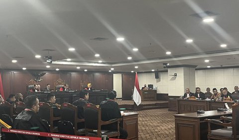 Hakim Mahkamah Konstitusi (MK) Suhartoyo mencecar Ketua Komisi Pemilihan Umum (KPU) terkait dengan sisa suara di pemilihan legislatif (Pileg) 2024.<br>