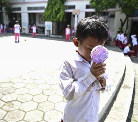 FOTO: Cuaca Panas Ekstrem, Sekolah di Aceh Gelar Pembelajaran di Ruang Terbuka