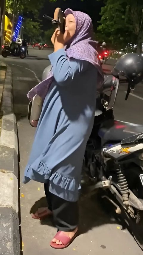 Very Compact, Mother Helps Son Buy Motorcycle Exhaust