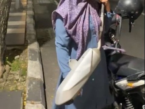 Funny Trick for Children to Help their Mother Buy Motorcycle Muffler Makes Laugh