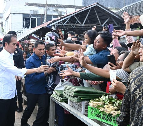 Tinjau Pasar Baru Karawang, Jokowi Klaim Harga Bahan Pokok Alami Penurunan