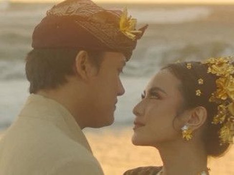 Tampil Serasi Mengenakan Pakaian Adat Bali, Intip Foto-foto di Balik Layar Prewedding Rizky Febian dan Mahalini