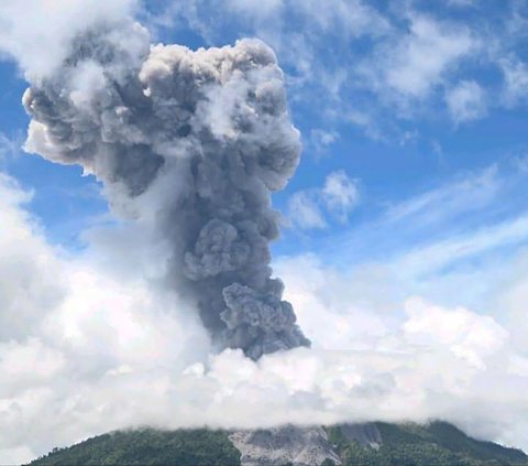 Gunung Ibu di barat laut Pulau Halmahera, Maluku Utara kembali mengalami erupsi pada Rabu (8/5/2024). Pusat Vulkanologi dan Mitigasi Bencana Geologi (PVMBG) melaporkan semburan abu vulkanik dari kawah Gunung Ibu mencapai ketinggian 1.500 meter. Foto: PVMBG