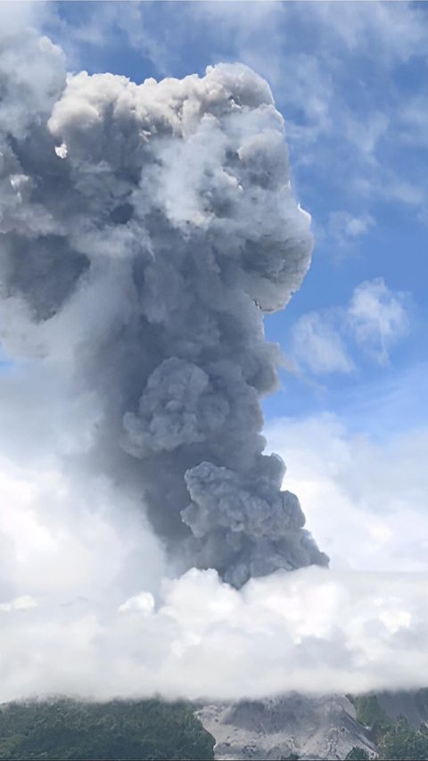 FOTO: Penampakan Erupsi Gunung Ibu di Maluku Utara, Semburkan Abu Vulkanik Setinggi 1.500 Meter