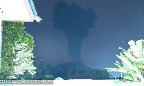 FOTO: Penampakan Erupsi Gunung Ibu di Maluku Utara, Semburkan Abu Vulkanik Setinggi 1.500 Meter