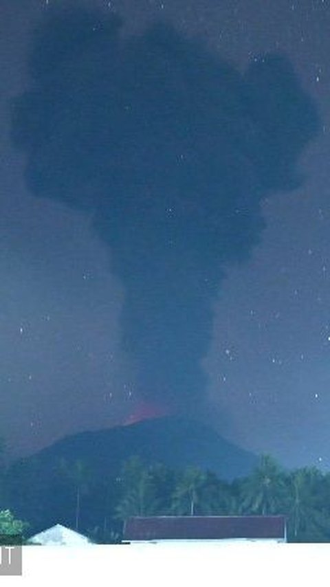 Pemandangan ketika Gunung Ibu mengalami erupsi pada Rabu (8/5/2024), pukul 01:58 WIT. Tinggi kolom abu teramati lebih dari 2.000 meter di atas puncak. Foto: PVMBG