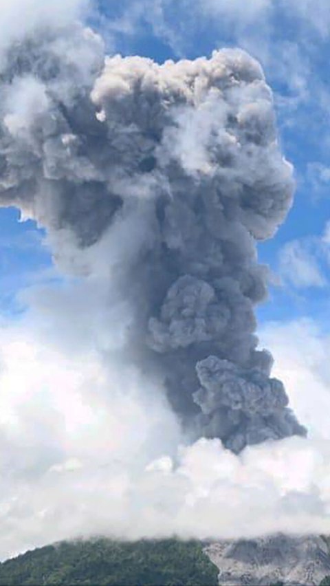 Semburan abu vulkanik dari kawah Gunung Ibu yang mengalami erupsi pada Rabu (8/5/2024) siang. Foto: PVMBG