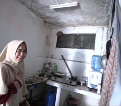 Intentionally Not Renovated, Here's a Picture of Ria Ricis' Childhood Kitchen, It Has a Vintage Appearance and Holds Many Memories