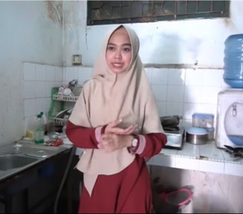 Intentionally Not Renovated, Here's a Picture of Ria Ricis' Childhood Kitchen, It Has a Vintage Appearance and Holds Many Memories