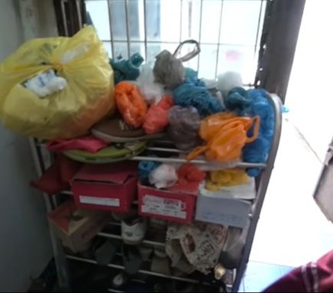 Intentionally Not Renovated, Here's a Picture of Ria Ricis' Childhood Kitchen, It Has a Vintage Appearance and Holds Many Memories