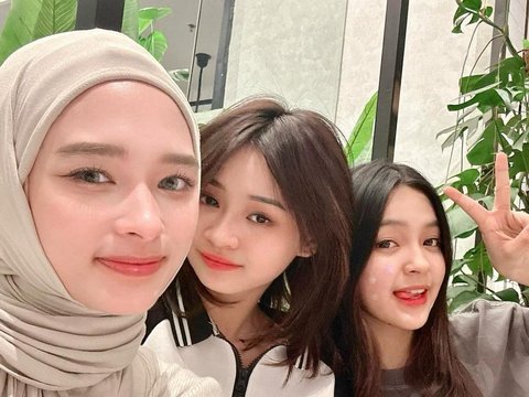 10 Portraits of Inara Rusli Hanging Out with Eca Aura and Catheez, the Circle Feels the Same Age