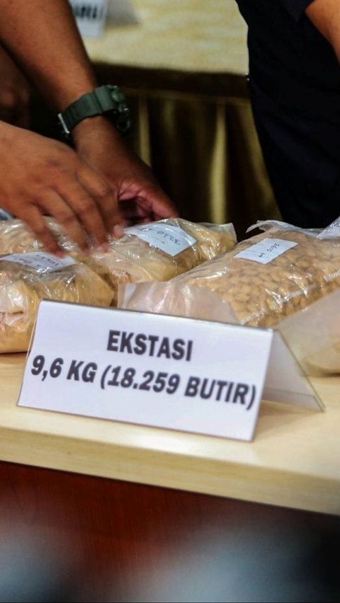 Selanjutnya, di penindakan kedua tim joint operation melakukan penindakan atas paket kiriman asal Belanda yang tiba di Kantor Pos Pasar Baru pada 22 April 2024. Foto: liputan6.com / Angga Yuniar<br>