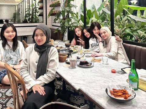 10 Portraits of Inara Rusli Hanging Out with Eca Aura and Catheez, the Circle Feels the Same Age