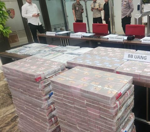 Foto Penampakan Fantastis Tumpukan Uang Rp32 Miliar di Kasus Penipuan Email Compromise