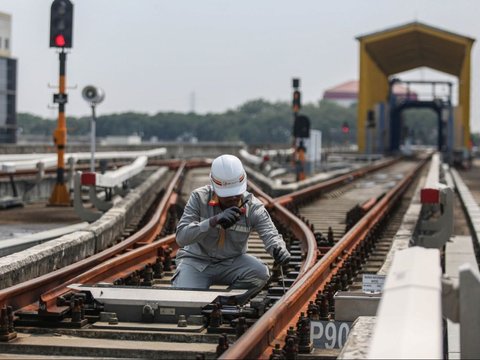 FOTO: Mengintip Cara Teknisi Melakukan Perawatan Sistem Kelistrikan Jalur Kereta LRT Jakarta