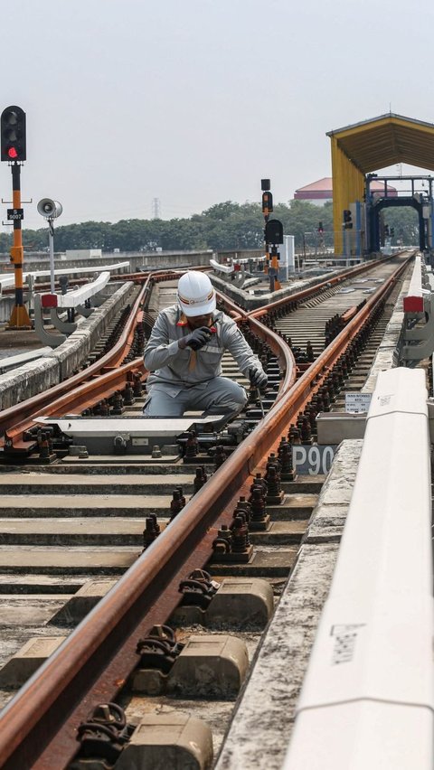 LRT Jakarta menggunakan jalur rel yang relatif lebih lebar dibandingkan jalur kereta pada umumnya di Indonesia yakni 1435 mm, yang dikenal dengan standard gauge. Foto: Liputan6.com / Angga Yuniar