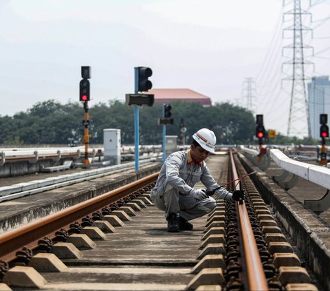 FOTO: Mengintip Cara Teknisi Melakukan Perawatan Sistem Kelistrikan Jalur Kereta LRT Jakarta