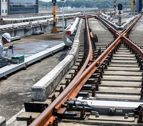 FOTO: Mengintip Cara Teknisi Melakukan Perawatan Sistem Kelistrikan Jalur Kereta LRT Jakarta
