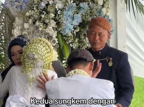 Emotional Moment of Bride Bows to Three Mothers on Wedding Day, Father Cries with Touched Heart
