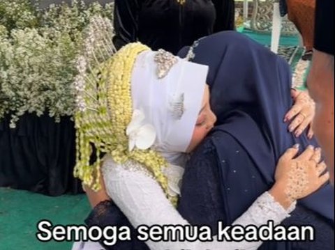 Emotional Moment of Bride Bows to Three Mothers on Wedding Day, Father Cries with Touched Heart
