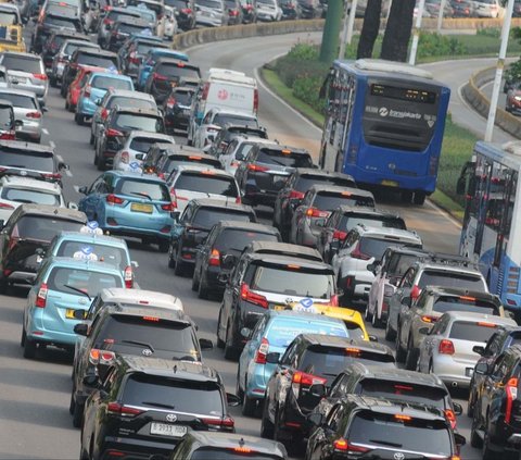 FOTO: DKI Jakarta Terapkan Pembatasan Kendaraan Motor dan Mobil, Ini Batas Usia Maksimal yang Boleh Masuk Ibu Kota