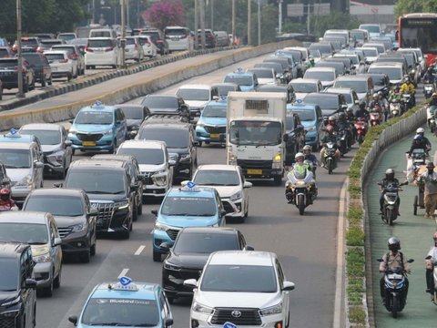 FOTO: DKI Jakarta Terapkan Pembatasan Kendaraan Motor dan Mobil, Ini Batas Usia Maksimal yang Boleh Masuk Ibu Kota