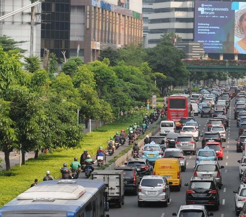 FOTO: DKI Jakarta Terapkan Pembatasan Kendaraan Motor dan Mobil, Ini Batas Usia Maksimal yang Boleh Masuk Ibu Kota