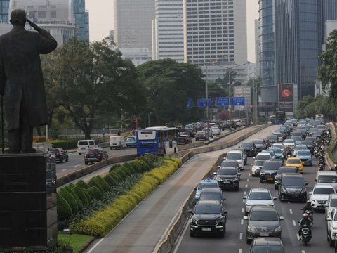 FOTO: DKI Jakarta Terapkan Pembatasan Kendaraan Motor dan Mobil, Ini Batas Usia Maksimal yang Boleh Masuk Ibu Kota