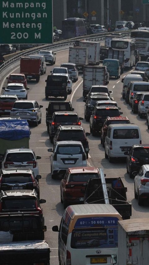 FOTO: DKI Jakarta Terapkan Pembatasan Kendaraan Motor dan Mobil, Ini Batas Usia Maksimal yang Boleh Masuk Ibu Kota