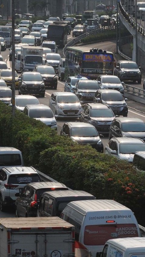 FOTO: DKI Jakarta Terapkan Pembatasan Kendaraan Motor dan Mobil, Ini Batas Usia Maksimal yang Boleh Masuk Ibu Kota