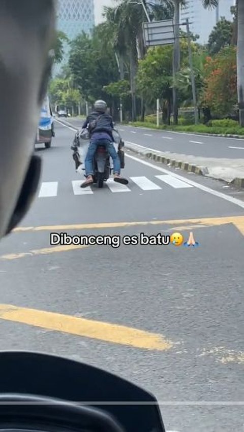 Viral Ice Cube-Riding Motorcycle Passenger Feels Like Flying, Netizens: The Difficulty of Finding Halal Money