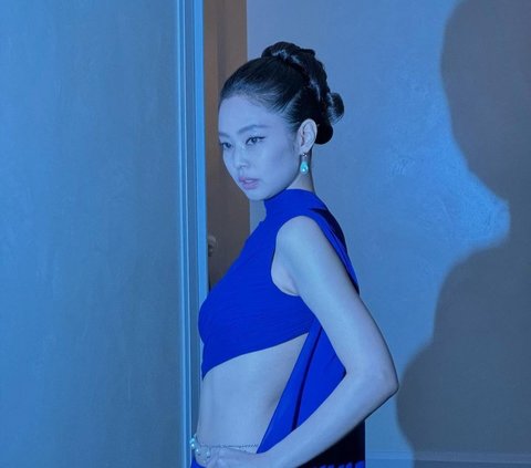 Portrait of Jennie Blackpink Wrapped in Dramatic Dress with Jewelry on the Stomach