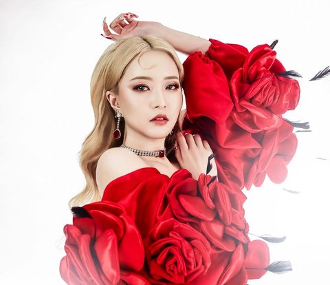 Vior Appears Bold with Red Makeup, Very Korean Idol Vibes!