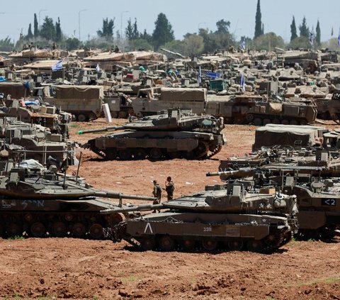 Konflik antara Israel dan Hamas sampai detik ini semakin membara. Terbaru pasukan Israel yang dilengkapi kendaraan tank bersiaga penuh membuat barisan blokade untuk melakukan serangan darat dari Rafah timur, di selatan Jalur Gaza pada Rabu (8/4/2024). Foto: Reuters
