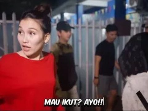 Jalan Kaki Pake Daster, Ayu Ting Ting Dicegat Tetangga Diminta Foto di Pinggir Jalan