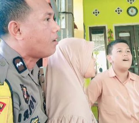 Merdunya Suara Bintara Polisi Tilawah Bareng Dua Anaknya, Bikin Netizen Kagum dan Salut