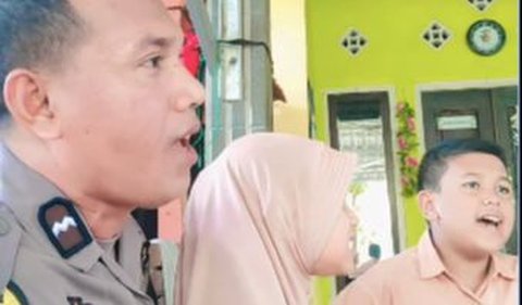 Suara merdu polisi bersama putra putrinya ini mampu membuat siapapun yang mendengarkan kagum. <br>