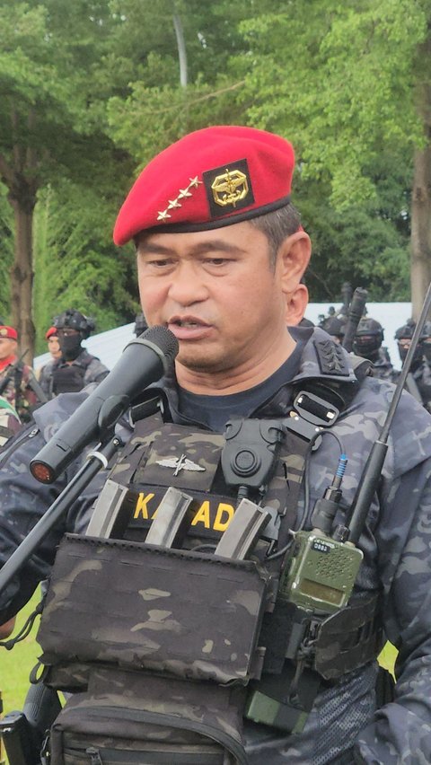 Suka Cita Anak Papua Bercengkrama dengan Jenderal Bintang 4, Sosoknya Berpengaruh di TNI AD<br>