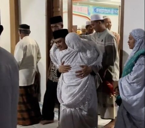 Perwira Polisi Tiba-Tiba Dipeluk Ibu-Ibu Usai jadi Imam Salat, Momennya jadi Tontonan Jemaah Masjid