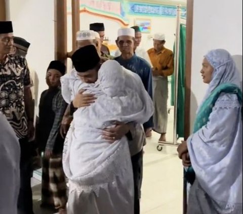 Perwira Polisi Tiba-Tiba Dipeluk Ibu-Ibu Usai jadi Imam Salat, Momennya jadi Tontonan Jemaah Masjid