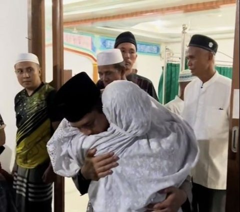 Perwira Polisi Tiba-Tiba Dipeluk Ibu-Ibu Usai jadi Imam Salat, Momennya jadi Tontonan Jemaah Masjid