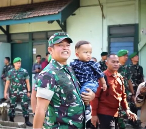 Datangi Batalyon 512, Kasad Maruli Sambil Gendong Anak Anggota TNI dan Memberikan Pesan yang Begitu Mendalam