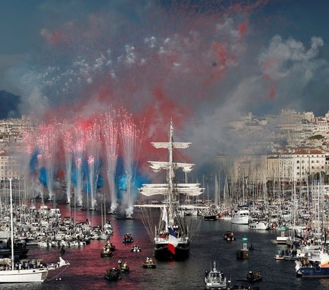 Kedatangan kapal layar Barque Belem bertiang tiga dari abad ke-19 Prancis disambut sangat meriah saat membawa api Olimpiade 2024 setiba di Pelabuhan Tua di Marseille, Prancis (8/5/2024). Foto: REUTERS / Benoit Tessier