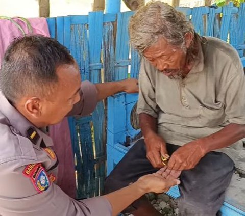 Baru Pertama Kali, Ipda Purnomo Sangat Hati-hati Saat Membersihkan ODGJ 'Saya Lillahi Ta'ala Menolong Mbahnya'